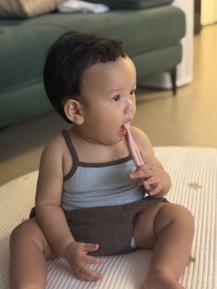 시원이 칫솔 잡은 모습